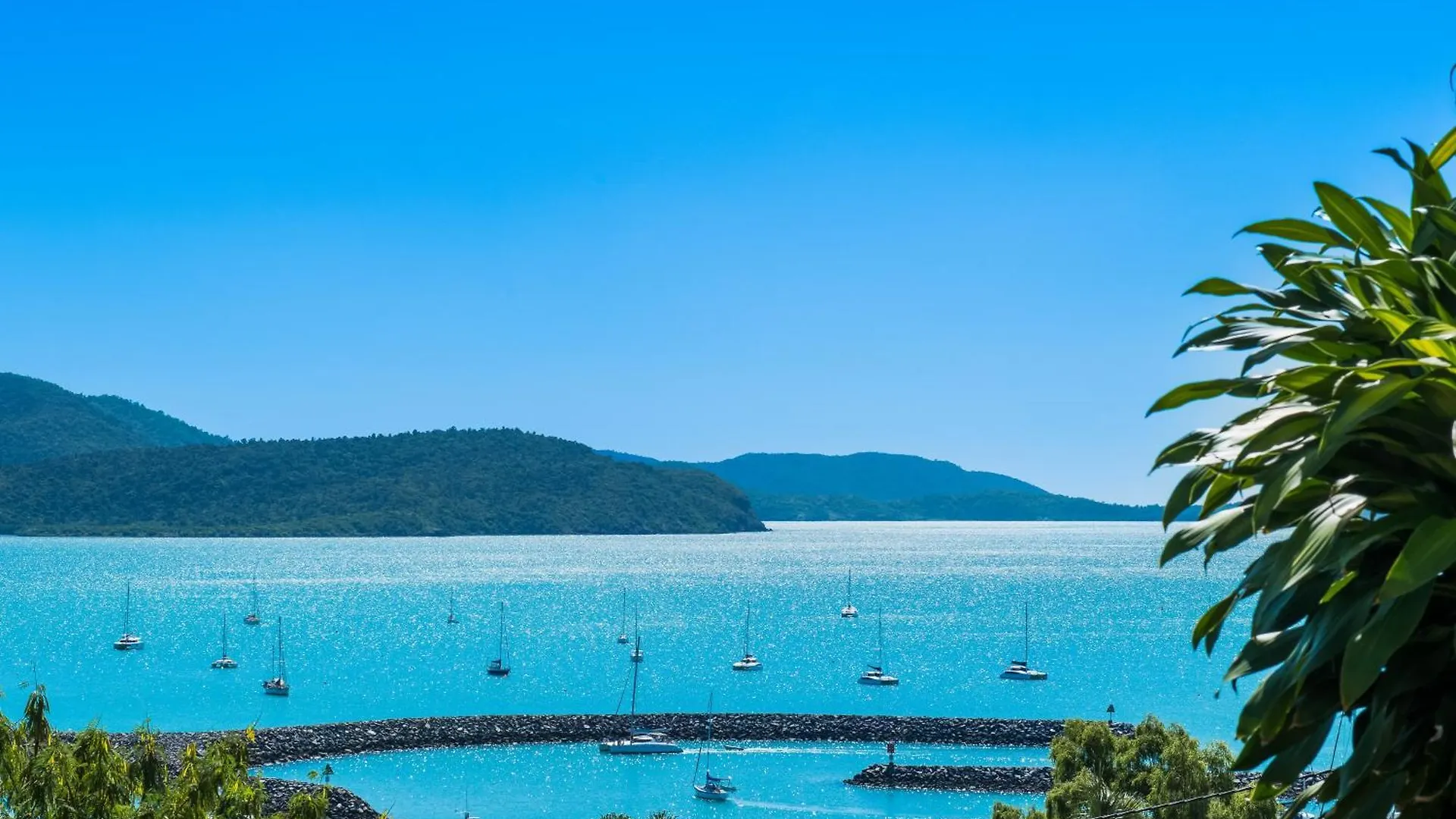 Nautical Views - Airlie Beach Avustralya